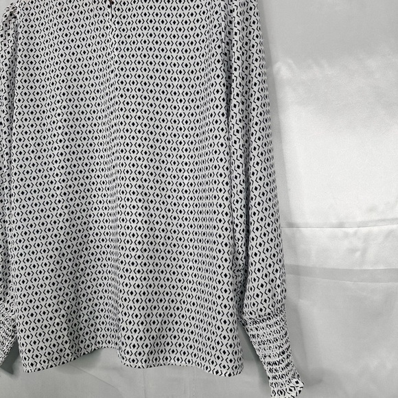 Elegant Black and White Patterned Gathered Sleeve Women's Top Size M - Picture 8 of 8